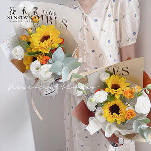 Carta da Regalo Serie Ragazze alla Moda con Fiori 2023 - Product Image 1