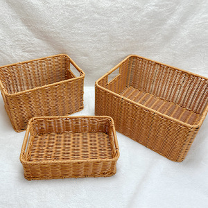 Cesta de almacenamiento de ratán rectangular con asas de 26x17x15,5 cm para organizar escritorio, aperitivos y libros - Product Image 3