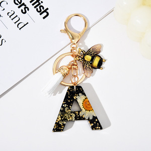 Llavero de margarita seca estilo europeo vintage con 26 letras, adorno de abeja y borla, accesorio encantador para bolso, regalo para decoración diaria - Product Image 2