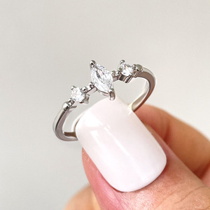 Nouvelle bague de mariage simple en or plaqué 18 carats avec zircone cubique pour femmes - Product Image 2