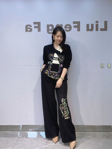 Nouvelle collection hiver : ensemble pull en maille deux pièces pour femme avec col en V et décorations élaborées en strass, à porter en duo - Product Image 1