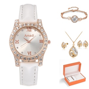 Amadi Montres décontractées de luxe à quartz pour femmes Nouveau boîtier rond simple et léger Boîte cadeau à breloques avec position du cadran Ensemble de cinq - Product Image 5