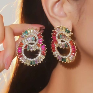 Boucle d'oreille à clous tendance en alliage, style vintage classique, multicouche, géométrique, à entrelacement circulaire, avec incrustation de strass de couleur intense, pour anniversaire - Product Image 1