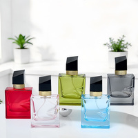 Flacon pulvérisateur de parfum 30 ml en verre blanc de haute qualité, multicolore, forme carrée irrégulière, avec pompe pulvérisatrice dorée et capuchon noir, service 24h/24, en stock