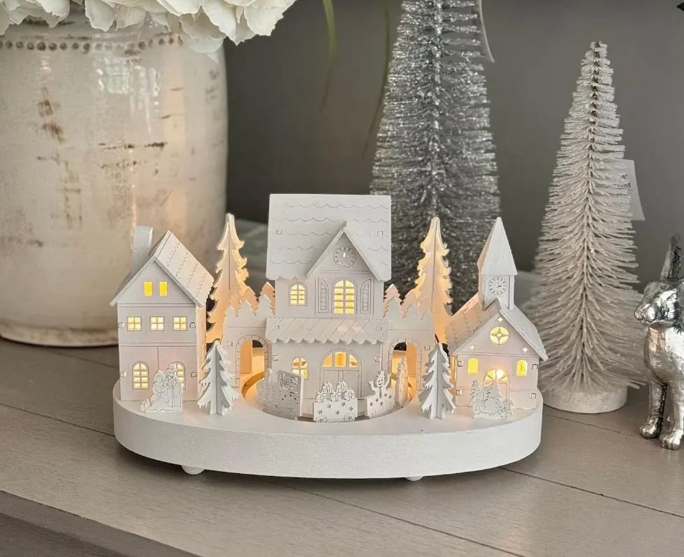 Casa iluminada de alta calidad al por mayor escena de pueblo de Navidad de madera blanca con tren en movimiento