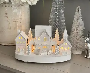 Vente en gros de maison lumineuse de haute qualité Scène de village de Noël en bois blanc avec train en mouvement