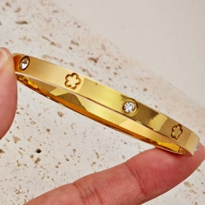 Bracelet jonc en acier inoxydable plaqué or 18 carats, motif trèfle et coquillage, pour femme - Vente en gros - Product Image 6