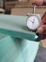 Panneau Mdf imperméable de couleur verte de MDF 5MM/11MM/17MM MDF vert pour l'armoire de cuisine HMR MDF