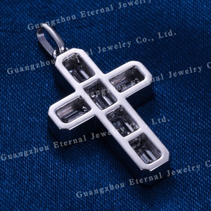 Ciondolo a Croce Personalizzato con Diamante Moissanite VVS Taglio Smeraldo in Argento S925, Oro Massiccio 9k 10k 14k 18k, Stile Neo-Gotico con Diamanti Incastonati - Product Image 3