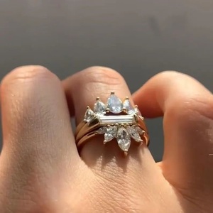 Anillo de compromiso de lujo con diamante cultivado en laboratorio de 2.5 quilates, diseño de corona, con diamantes en forma de pera y baguette, en oro amarillo, joyería fina. - Product Image 6