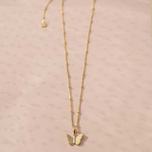 Collana con Farfalla in Calligrafia Araba Placcata Oro 18K, Sabr Amal (Pazienza Speranza), in Acciaio Inossidabile 316L Resistente all'Ossidazione - Product Image 4
