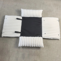 Coussin de voiture pour chien, se pose n'importe où dans la voiture, sangle de sécurité intégrée, design en peluche, convient à la plupart des véhicules pour animaux de compagnie de petite et moyenne taille.