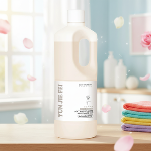 Adoucissant textile naturel pour vêtements en grand sachet liquide, parfum floral, avec tensioactif vert - Product Image 1
