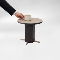 Ensemble de tables basses carrées en métal minimaliste avec plateau en pierre frittée aspect marbre pour salon, chambre, hôtel, projet commercial