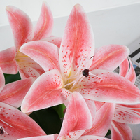 Arrangement de lys blanc rose réaliste 55cm fleurs artificielles à tige métallique pour la décoration de café d'Asie du Sud-Est Moyen-Orient