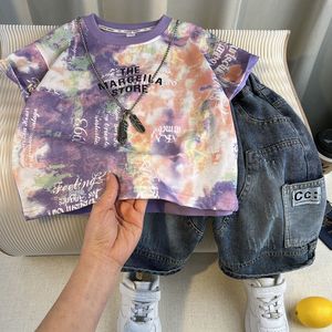 Ensemble d'été 2026 pour tout-petits garçons : T-shirt violet imprimé tie-dye mignon + short en jean bleu – Ensemble 2 pièces cool - Product Image 1