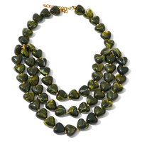 Collier superposé fait main XY 6976 en acier inoxydable et acrylique, avec pendentif cœur, ambre vert et rouge foncé