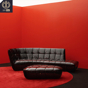 Sofá de Cuero Profundo con Decoración Metálica de Cabeza de Diosa Mitológica, Diseño Moderno para Salón Boutique en Apartamento Penthouse de Lujo - Product Image 2