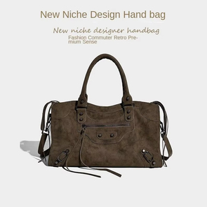 Borsa a Tracolla, Tote Bag e Portafoglio da Donna Personalizzabili in Vera Pelle di Lusso con Chiusura a Cerniera Impermeabile e Resistente - Product Image 6