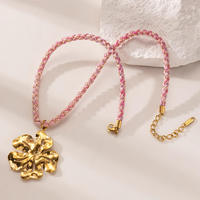 Collier Pendentif Femme en Acier Inoxydable Plaqué Or 18 carats avec Corde Tressée Colorée, Motifs Soleil, Tortue, Étoile de Mer et Fleur – Vente en Gros, Idéal pour un Cadeau