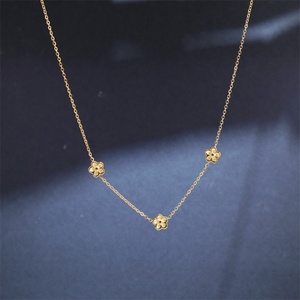 Collier ras-de-cou vintage en acier inoxydable avec pendentif fleur de prunier plaqué or - Product Image 6