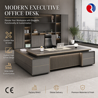 Bureau de direction moderne gris et noir avec finition dorée, bande lumineuse LED, panneau cannelé, armoire latérale, table de bureau pour PDG et directeur