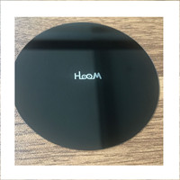 Plaque de verre trempé noir personnalisée de 1 mm avec logo sérigraphié pour station de charge sans fil de téléphone portable