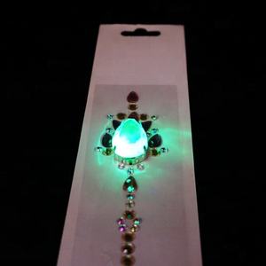 Échantillon gratuit de pierres précieuses pour le visage autocollants LED Bindi bijoux de visage brillent dans le noir gemmes de cheveux <span class=keywords><strong>blinger</strong></span> en strass - Product Image 2