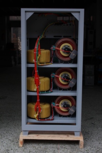 Régulateur de tension automatique triphasé (AVR) de haute qualité 100KVA SVC AC 380V Haute Tension - Product Image 1