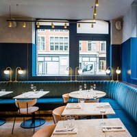 Mobilier haut de gamme pour projets hôteliers, canapé Art Déco pour restaurant, banquette en velours vert sarcelle, table et chaise de restaurant