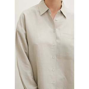 เสื้อเชิ้ตป๊อปลินโอเวอร์ไซส์สไตล์มินิมอลสำหรับผู้หญิง มีกระเป๋า สีกากี ติดกระดุม สไตล์ลำลอง - Product Image 4