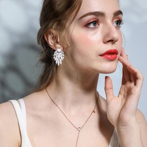 Boucles d'oreilles tendance multicouches en cristal pour femmes européennes et américaines, motif géométrique simple et élégant en alliage, pour le shopping et les occasions religieuses - Product Image 3