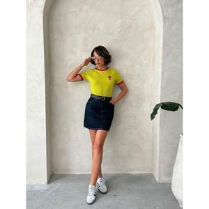 T-shirt brodé Topshow pour femme, rouge pistache, en coton respirant, coupe ample, tailles XS-XXS, décorations en strass et diamants, coupe courte - Product Image 3