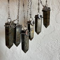 NM62222 Collier pendentif baguette de lune en pyrite naturelle sculptée avec chaîne en câble étoilé, bijoux mystérieux de sorcière, vente en gros