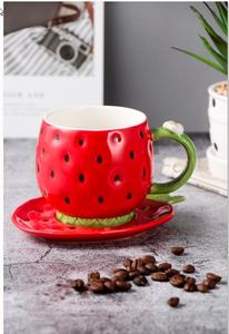 Taza bonita pintada a mano en forma de fresa, Taza de cerámica personalizada, taza de café para el <span class=keywords><strong>desayuno</strong></span>, Taza de cerámica 3D con platillo, venta al por mayor única - Product Image 2