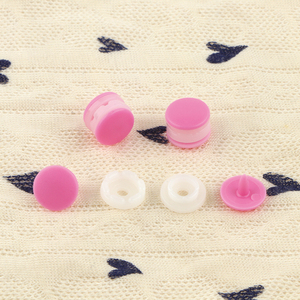 Nguồn Nhà Máy T3 T5 Kích Thước Nhựa Snaps Nút Tùy Chỉnh Màu Sắc Nhấn Nút Nhẫn Cho Quần Áo Trẻ Em Nhà Máy Giá - Product Image 3