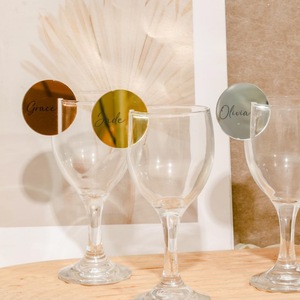 Étiquettes rondes en acrylique pour verres à vin, thème Miel et Douceur, Or, Argent, Or Rose, personnalisées pour cartes de placement de mariage et porte-cartes de table - Product Image 1