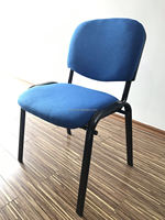 Chaise de formation ergonomique moderne pour cadres, avec cadre métallique robuste, mouvement à bascule, accoudoirs fixes, dossier solide, empilable, vente en gros