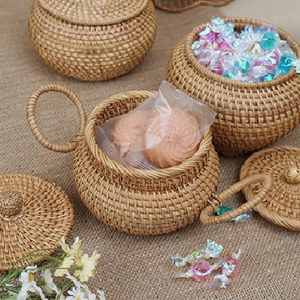 Petits contenants ronds en rotin tressé avec couvercles intégrés, conçus pour les bonbons et les bibelots de table, disponibles à prix de gros. - Product Image 1