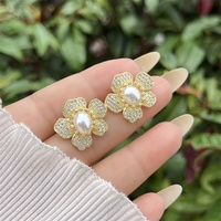 Boucles d'oreilles en forme de cœur en cuivre plaqué or 18 carats avec perle artificielle et fleur en zircon plein de diamants dans différents styles