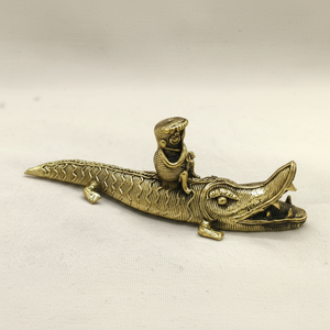 Escultura Dokra de un cocodrilo/Gavial con un jinete tribal, un pequeño juguete de Arte de latón, disponible a precios de mayorista. - Product Image 1