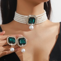 Ensemble collier ras-de-cou et boucles d'oreilles courts superposés avec gros strass et perles, ornés de cristaux verts/rouges/transparents, pour femme, idéal pour mariage