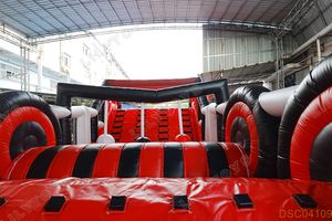 Jeu de plein air de course d'obstacles gonflable rouge noir pour enfants et adultes, matériau en PVC durable, taille et logo personnalisés - Product Image 2