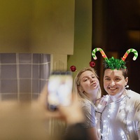 Bandeau de Noël en forme de cercle avec des bois de renne, des clochettes, un design explosif, en plastique écologique, personnalisé, directement de l'usine, pour enfants