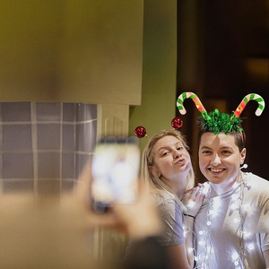 عصابة رأس دائرية بتصميم قرون الموس لعيد الميلاد مع أجراس وتصميمات متفجرة، مصنوعة من البلاستيك الصديق للبيئة، مخصصة للأطفال، مباشرة من المصنع - Product Image 6