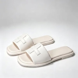 Mules plates modernes pour femmes en cuir verni rose pâle, à semelle ferme, pour la piscine, en PU et caoutchouc, à bout ouvert, à enfiler, avec talon couvert - Product Image 2