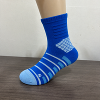 Chaussettes de basket-ball pour hommes en gros, chaussettes de sport athlétiques rayées colorées, logo personnalisé disponible
