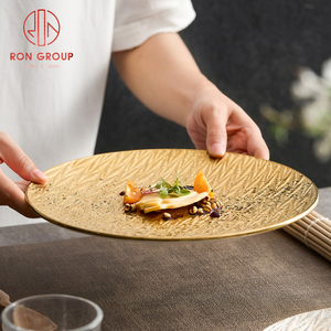 Assiette à dîner ronde en céramique à texture verticale dorée pleine pour la restauration hôtelière en gros - Product Image 2