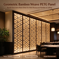 Panneau décoratif translucide rétroéclairé en résine PETG à motif géométrique personnalisé en bambou tressé pour projets de cloisons de hall d'hôtel et de restaurant