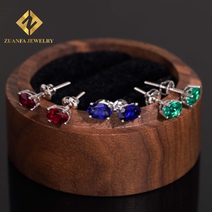 Boucles d'oreilles clous en or massif 10 carats avec rubis, saphirs et émeraudes de laboratoire, et diamants de laboratoire colorés NGIC - Product Image 4